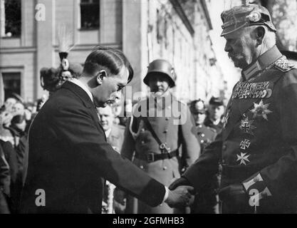 Hitler schüttelte sich die Hände und beugte sich vor Paul von Hindenburg am Potsdamer Tag, 21. März 1933. Diese scheinbare Geste des Respekts und der Demut hat die Ängste Hindenbergs und der Öffentlichkeit sehr zerstreut und es Hitler ermöglicht, den Reichstag zwei Tage später mit wenig Widerstand dazu zu bewegen, das Ermächtigungsgesetz (das Hitler das Recht gab, per Dekret ohne parlament zu handeln) zu verabschieden.Quelle: Deutsches Bundesarchiv Stockfoto