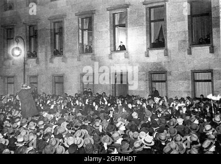 Hitler stand im Fenster der Reichskanzlei und erhielt die Ovation nach der Machtübernahme am 30. Januar 1933. Quelle: Deutsches Bundesarchiv Stockfoto