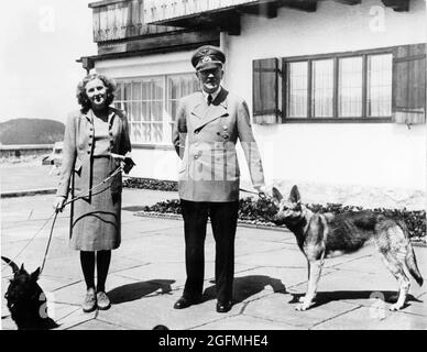 Adolf Hitler mit seiner damaligen Freundin/Geliebten (spätere Frau) Eva Braun mit ihren Hunden im Berghof-Alpenhaus. Quelle: Deutsches Bundesarchiv Stockfoto