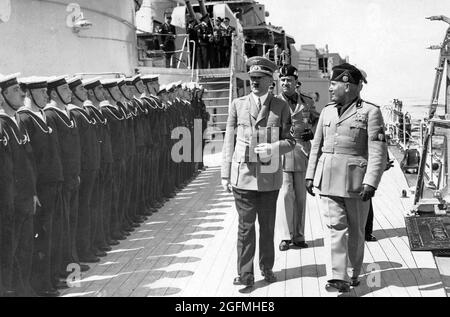 Hitler und Mussolini inspizieren Seeleute auf dem italienischen Schlachtschiff Conti de Cavour Stockfoto