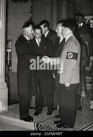 Adolf Hitler und Neville Chamberlain schütteln sich die Hände beim Münchener Abkommen im September 1938 Stockfoto