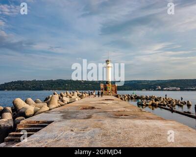 Varna Leuchtturm 'St. Nichola'.Varna Leuchtturm 'St. Nicholja' liegt an der Varna East Breakwater. Stockfoto