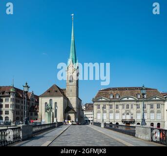Zürich, Schweiz - 20. August 2021: Blick auf die Frauenmünster-Kirche von der Brücke über die Limmat Stockfoto