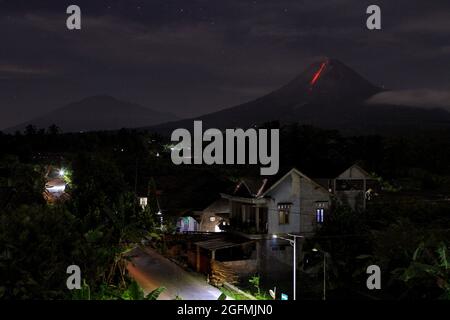 Zentraljava, Indonesien. August 2021. Dieses Bild zeigt den Mount Merapi, den aktivsten Vulkan Indonesiens, der am 26. August 2021 glühende Lava aus dem Dorf Kaliurang in Srumbung in Zentral-Java aussendet. (Foto von Devi Rahman/INA Photo Agency/Sipa USA) Quelle: SIPA USA/Alamy Live News Stockfoto