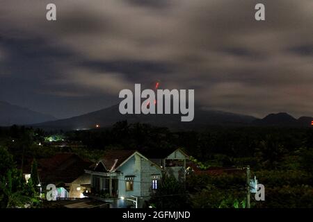 Zentraljava, Indonesien. August 2021. Dieses Bild zeigt den Mount Merapi, den aktivsten Vulkan Indonesiens, der am 26. August 2021 glühende Lava aus dem Dorf Kaliurang in Srumbung in Zentral-Java aussendet. (Foto von Devi Rahman/INA Photo Agency/Sipa USA) Quelle: SIPA USA/Alamy Live News Stockfoto