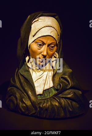 Maria als Mater Dolorosa (Mutter der Schmerzen), Pietro Torrigiani (zugeschrieben), 1507 - 1510 Terrakotta mit alter, teilweise original Polychromie (Ölfarbe), 43,7cm × 37,5cm × 25cm Italien, Italienisch, ( Diese durchdringende Büste Mariens, trauernd um ihren toten Sohn Jesus, wurde wahrscheinlich von Pietro Torrigiani angefertigt, Ein Italiener, der in Brügge im Dienste der Erzherzogin Margarete von Österreich lebt. Für Margaret, selbst eine trauernde Witwe, hatte das Thema der Trauer Mariens eine große Bedeutung. Der lebensechte Charakter der Statue machte es leicht, sich in Marys Trauer zu fühlen. ) Stockfoto