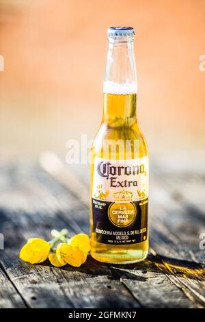 Corona Flasche am Strand mit Limettenobst zum Trinken bereit. Corona Extra wird in Mexiko produziert und in alle anderen Länder der Welt exportiert. Stockfoto