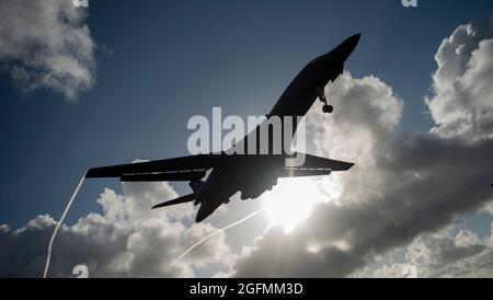 Ein 9. Expeditionary Bomb Squadron B-1B Lancer bereitet sich auf die Landung auf dem Andersen Air Force Base, Guam, 22. Mai 2020 vor. Diese B-1B-Besatzung absolvierte eine 24-stündige Mission, die eine große Kraftübung beinhaltete. Die 9. EBS wird auf dem Luftwaffenstützpunkt Andersen, Guam, als Teil einer Bomber Task Force eingesetzt, die die strategischen Abschreckungsmissionen der Pacific Air Forces unterstützt und sich für die Sicherheit und Stabilität der Region Indo-Pazifik engagiert. (USA Luftwaffe Foto von Senior Airman River Bruce) Stockfoto