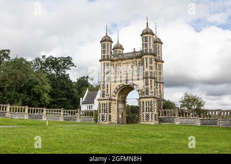 Die markante Struktur, die jetzt als Eastwell Towers bekannt ist, liegt eine Meile südsüdwestlich von Eastwell Manor. Es war das ursprüngliche Hauptgatehaus nach Eastwel Stockfoto