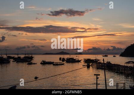 Hafen von Labuan Bajo bei Sonnenuntergang. Flores, Indonesien. Stockfoto