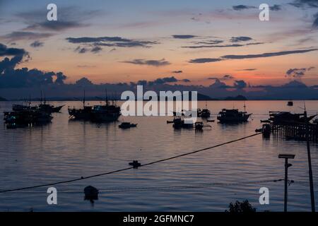 Hafen von Labuan Bajo bei Sonnenuntergang. Flores, Indonesien. Stockfoto