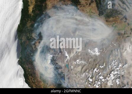 Am späten Morgen des 24. Juli 2021 hat das moderate Resolution Imaging Spectroradiometer (MODIS) auf dem Terra-Satelliten der NASA dieses natürliche Farbbild der ausgedehnten Rauchwolke aus dem Feuer und anderen in Kalifornien und Oregon aufgenommen. Nutzen Sie die NASA-Weltanschauung, um einen Zeitraffer des Feuers zu sehen, seit er am 13. Juli begann. Das NASA-Team für Earth Science Applied Sciences Disasters hat sich mit anderen Bundes- und Landesbehörden, die die Brandbekämpfung managen, koordiniert und Daten bereitgestellt. Eine ihrer gesponserten Bemühungen umfasst die Erstellung von experimentellen Rauchprognosekarten unter Verwendung des Weather Research Fore Stockfoto