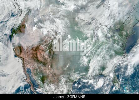 Die enorme Rauchdecke aus dem Dixie-Feuer und Dutzenden anderer brennender Personen in den westlichen USA ist in diesem Bild zu sehen, das am 6. August 2021 mit dem Geostationären operationellen Umweltsatelliten 17 (GOES-17) (oben) aufgenommen wurde. GOES-17 wird von der National Oceanic and Atmospheric Administration (NOAA) betrieben; die NASA unterstützt die Entwicklung und den Start der GOES-Serie von Satelliten. Über Nacht (5. August bis 6. August) wuchs das Feuer von Dixie um etwa 70,000 Acres (110 Quadratmeilen/280 Quadratkilometer) und wurde zum drittgrößten Brand, der in Kalifornien aufgezeichnet wurde. Es ist immer noch weniger als die Hälfte der Größe des Stockfoto