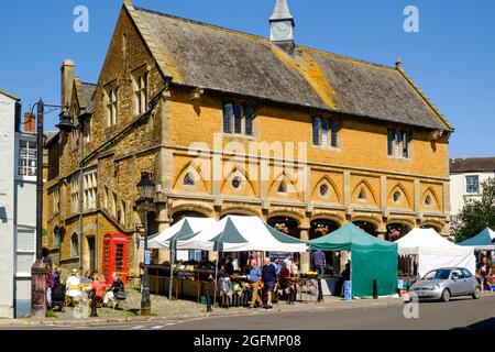 Castle Cary eine Marktstadt im Süden von somerset, Großbritannien. Mittwochmarkt vor der Markthalle Stockfoto