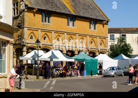 Castle Cary eine Marktstadt im Süden von somerset, Großbritannien. Mittwochmarkt vor der Markthalle Stockfoto