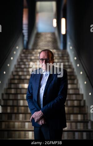 26. August 2021, Hessen, Frankfurt/Main: Christoph Mäckler, der für das romantische Museum verantwortliche Architekt, steht im Treppenhaus während einer Pressetour durch das neue Deutsche romantische Museum. Das Museum wird am 14. September 2021 eröffnet. Foto: Sebastian Gollnow/dpa Stockfoto