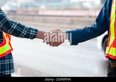 Nahaufnahme Hand schütteln Teamarbeit Ingenieur vor Ort Arbeit Erfolg, Hand schütteln Team Vertrauen Stockfoto