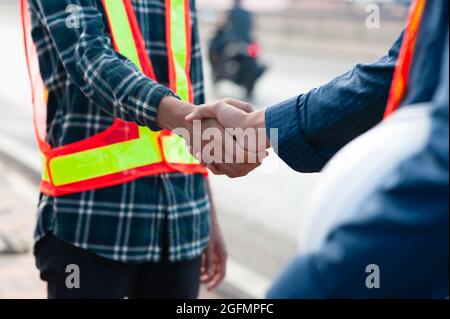 Nahaufnahme Hand schütteln Teamarbeit Ingenieur vor Ort Arbeit Erfolg, Hand schütteln Team Vertrauen Stockfoto