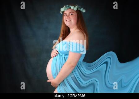 Junge Schwangerin mit hohem Body-Mass-Index Stockfoto