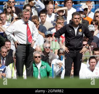 Chelsea gegen Manchester United Premier League 26.4.08 Alex Ferguson und der stellvertretende Manager Carlos Quieroz sehen krank aus, als das Team das Bild von Gavin Rodgers/P verliert Stockfoto