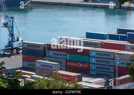 Hochwinkelansicht der Container im Hafen, Maersk Line Container, Skikda, Algerien. Stockfoto