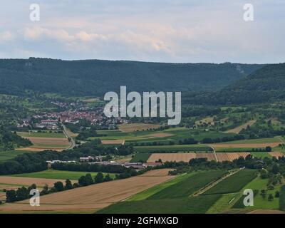 Blick auf die nördlichen Ausläufer der Schwäbischen Alb mit Wäldern, landwirtschaftlichen Feldern, ländliches Dorf Hepsisau, Teil von Weilheim an der Teck, Deutschland. Stockfoto