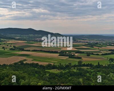 Schöne Luftaufnahme über die Ausläufer der Nordschwäbischen Alb vom Limburger Hügel bei Weilheim an der Teck, Deutschland mit Dorf Bissingen. Stockfoto