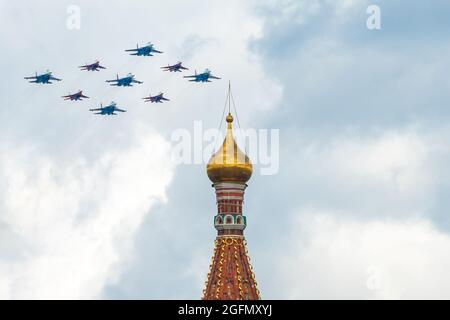 7. Mai 2021, Moskau, Russland. Die Cuban Diamond Formation besteht aus MiG-29 und Su-30SM Kämpfern der russischen Ritter- und Strizhi-Kunstflugteams OV Stockfoto