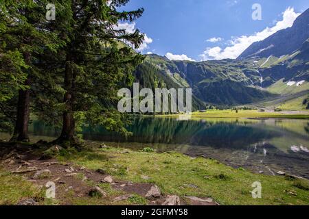 Sommertag am Hintersee in den österreichischen Alpen Stockfoto