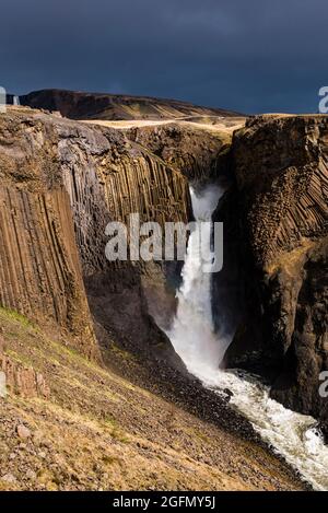 Die majestätischen Litlanesfoss-Wasserfälle unterhalb von Hengifoss in der Ferne, Lagarfljot Lake, Island Stockfoto
