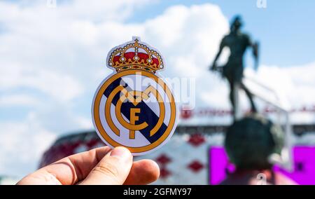 14. Juni 2021 Madrid, Spanien das Emblem des Fußballvereins Real Madrid CF vor der Kulisse eines modernen Stadions. Stockfoto