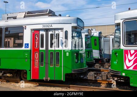 Boston Metro MBTA Kinki Sharyo Typ 7 Green Line am Riverside Terminal Station, Newton, Massachusetts, USA. Stockfoto