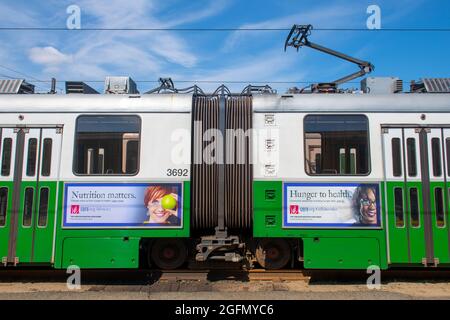 Boston Metro MBTA Kinki Sharyo Typ 7 Green Line am Riverside Terminal Station, Newton, Massachusetts, USA. Stockfoto