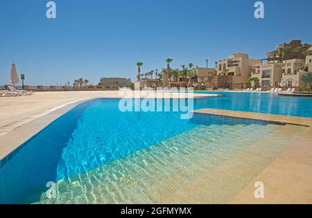 Großer Außenpool in einem luxuriösen tropischen Hotelresort mit Stufen Stockfoto