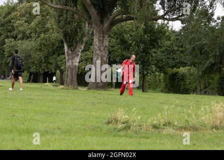 London, England, Großbritannien. August 2021. Der London Air Ambulance Helicopter landet im Gladstone Park, im Nordwesten Londons, nachdem eine Person von einem Zug an der nahe gelegenen Dollis Hill Station getroffen wurde. Die Besatzung des Hubschraubers sah, wie sie zur Szene ging. (Bildnachweis: © Martin Evans/ZUMA Press Wire) Bildnachweis: ZUMA Press, Inc./Alamy Live News Bildnachweis: ZUMA Press, Inc./Alamy Live News Stockfoto