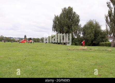 London, England, Großbritannien. August 2021. Der London Air Ambulance Helicopter landet im Gladstone Park, im Nordwesten Londons, nachdem eine Person von einem Zug an der nahe gelegenen Dollis Hill Station getroffen wurde. Die Besatzung des Hubschraubers sah, wie sie zur Szene ging. (Bild: © Martin Evans/ZUMA Press Wire) Bild: ZUMA Press, Inc./Alamy Live News Stockfoto