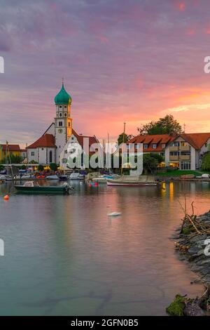 Ein Abend in Wasserburg. Wasserburg ist berühmt für seine malerische Halbinsel, auf der sich die St. Georg-Kirche (14. Jahrhundert) und die Burg Wasserburg befinden Stockfoto