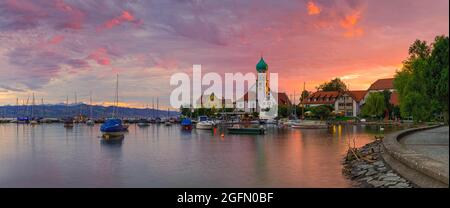 Ein Abend in Wasserburg. Wasserburg ist berühmt für seine malerische Halbinsel, auf der sich die St. Georg-Kirche (14. Jahrhundert) und die Burg Wasserburg befinden Stockfoto