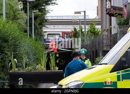 London, England, Großbritannien. August 2021. Rettungsdienste vor der Dollis Hill Station gesehen, nachdem eine Person von einem Zug getroffen wurde. (Bild: © Martin Evans/ZUMA Press Wire) Stockfoto