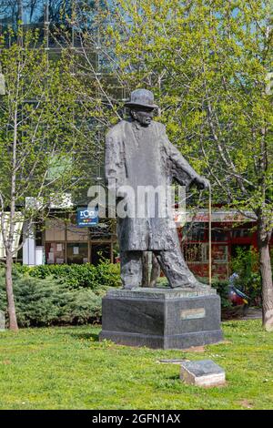 Belgrad, Serbien - 12. April 2021: Bronzestatue des Schriftstellers Branislav Nusic im Park im Stadtzentrum. Stockfoto