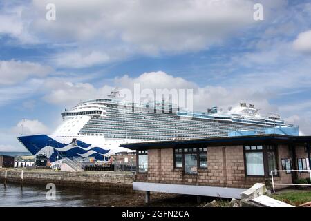 Cromarty Firth Port Authority, Invergordon, Großbritannien - 13. August 2018: Princess Cruise Lines, die Royal Princess, ankerte in Invergordon Stockfoto