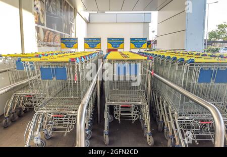 Blick auf den Lidl-Supermarkt und Logo in der Nacht.die Lidl Stiftung & Co. Kg ist eine deutsche globale Discounter-Supermarktkette, die in 26 europäischen Ländern tätig ist Stockfoto