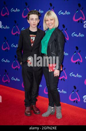 LONDON, ENGLAND - 25. AUGUST: Francis Jonathan Beesley und Ashley Jensen besuchen Andrew Lloyd Webbers 'Cinderella' im Gillian Lynne Theatre auf Augu Stockfoto