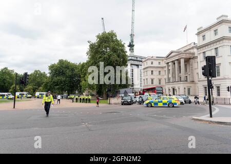 Die Polizei schließt Straßen vor dem Extinction Rebellion's Impossible Rebellion Protest.Extinction Rebellion's Impossible Rebellion Protest geht weiter, während Demonstranten aus dem Hyde Park in London unter dem Motto "Stoppt den Schaden" gegen den Klimawandel, die globale Erwärmung, Und plant, die Grundursache der Klima- und Umweltkrise anzuvisieren und die Regierung von fossilen Energieunternehmen zu veräußern. (Foto von Dave Rushen / SOPA Images/Sipa USA) Stockfoto