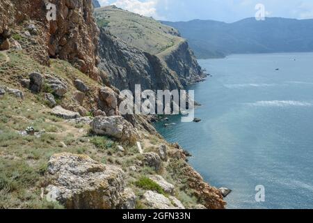 Der Blick entlang der Küste von der Kastron Klippe oben über dem Eingang zum Balaklava Inlet in Richtung Osten, Sewastopol, Krim, Russland. Stockfoto