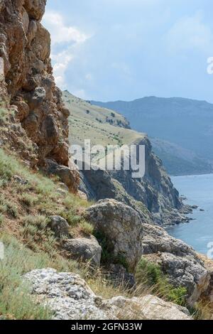 Der Blick entlang der Küste von der Kastron Klippe oben über dem Eingang zum Balaklava Inlet in Richtung Osten, Sewastopol, Krim, Russland. Stockfoto