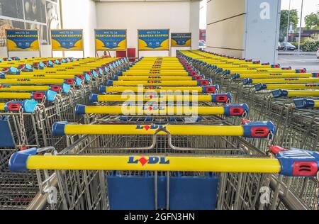 Blick auf den Lidl-Supermarkt und Logo in der Nacht.die Lidl Stiftung & Co. Kg ist eine deutsche globale Discounter-Supermarktkette, die in 26 europäischen Ländern tätig ist Stockfoto