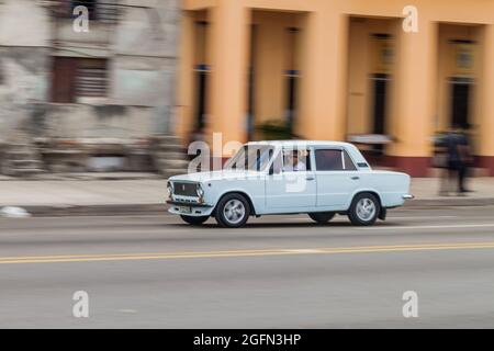 HAVANNA, KUBA - 22. FEB 2016: Oldtimer-Fahrten entlang der berühmten Küstenfahrt Malecon in Havanna Stockfoto