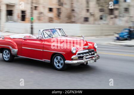 HAVANNA, KUBA - 22. FEB 2016: Oldtimer-Fahrten entlang der berühmten Küstenfahrt Malecon in Havanna Stockfoto