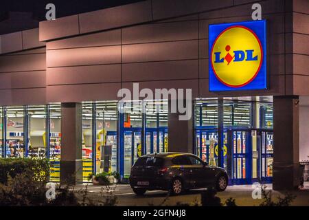 Blick auf den Lidl-Supermarkt und Logo in der Nacht.die Lidl Stiftung & Co. Kg ist eine deutsche globale Discounter-Supermarktkette, die in 26 europäischen Ländern tätig ist Stockfoto